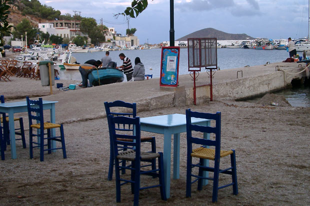 Borde p&aring; stranden i Pandeli Bay