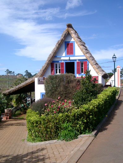 Hus i gammel str&aring;t&aelig;kt stil n&aelig;r Santana.