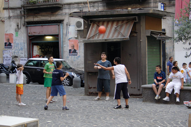 Drenge spiller bold i Napoli