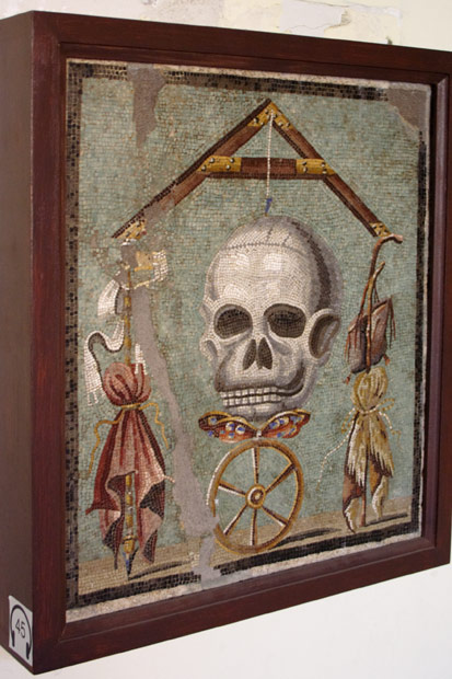 Romersk mosaik med d&oslash;dningehoved