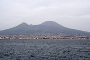 Napoli med Vesuv i baggrunden