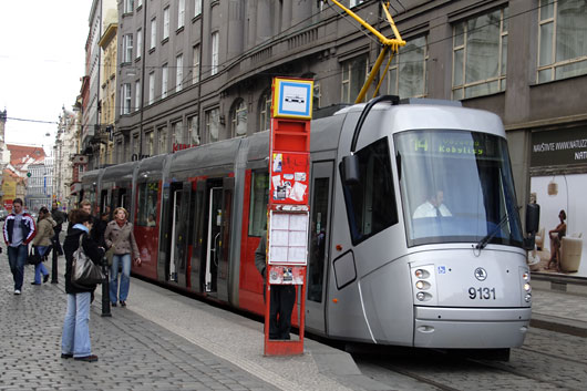 Moderne sporvogn i Prag