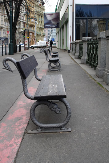 B&aelig;nke langs floden i Prag