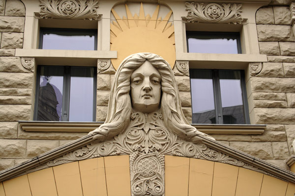 Figur p&aring; facade i Riga