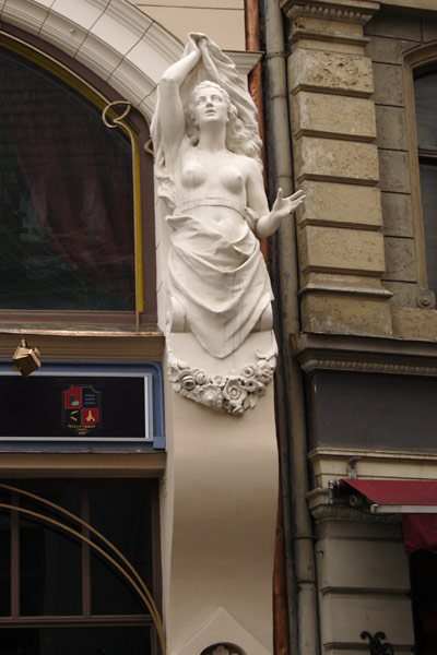 Figur p&aring; en af Rigas gamle facader