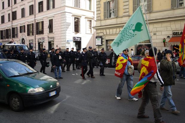 Carabinieri danner bagtrop i demonstrationen