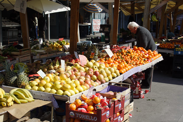 Frugt p&aring; markedet i Trastevere