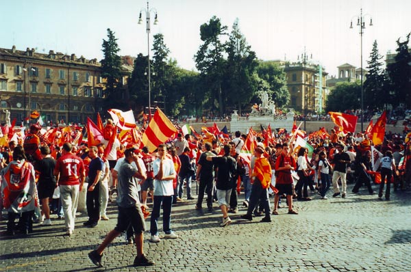 Glade Roma-fans p&aring; Piazza del Popolo i Rom