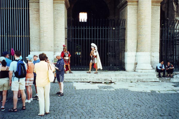 Colosseum - turister og romerske soldater