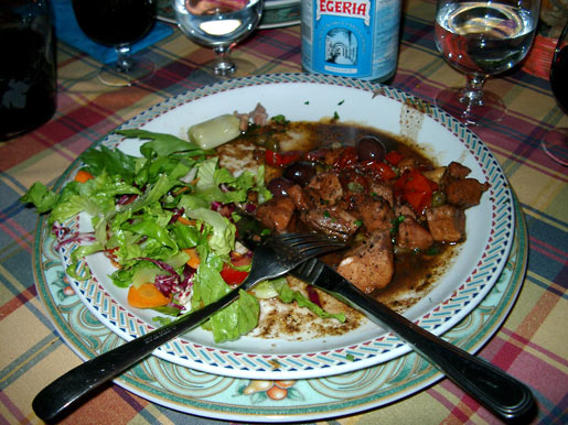 Kaninfilet i pikant sauce med tomat, oliven, kapers og balsamico