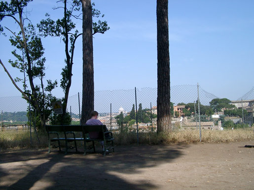 Skyggefuld b&aelig;nk p&aring; Palatin med udsigt over Rom
