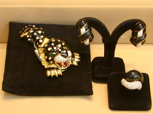 Juvelbesat jaguar broche i Via Condotti