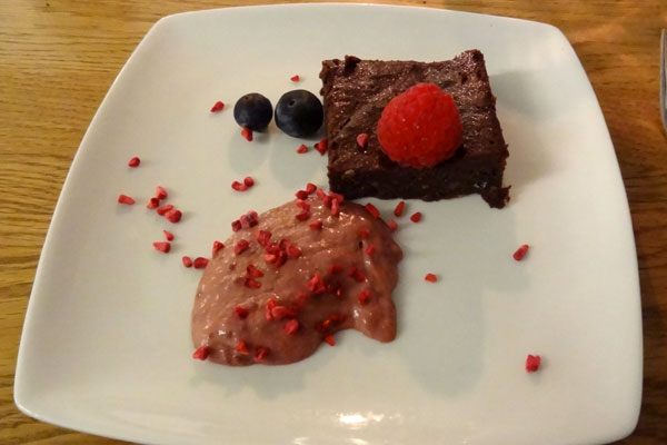 Brownie med hindb&aelig;rcreme