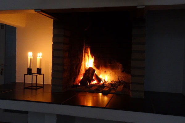 Morgenmad ved pejsen