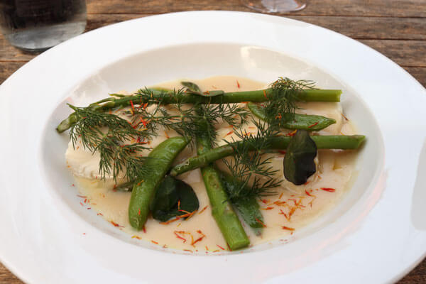 Hellefisk med asparges og sukkerrter