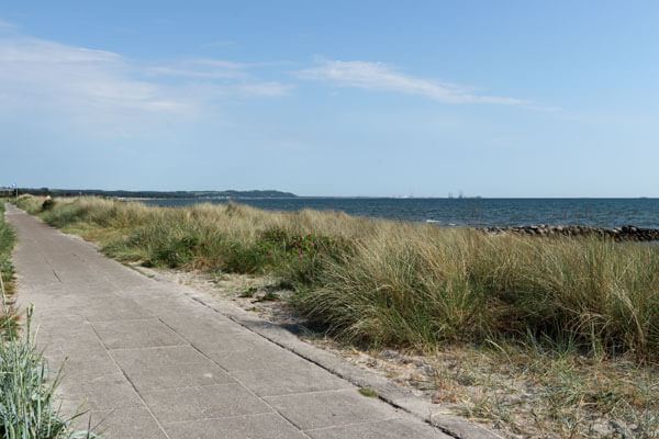 Promenaden langs S�by strand