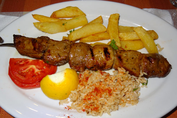 Pork souvlaki p&aring; Samos