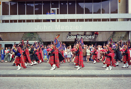 Milit&aelig;r parade p&aring; Princess Street i Edinburgh