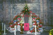 Fra Dunfirmlines katedral. Blomsterarrangementet symboliserer de 12 apostle, der taler med ildtunger