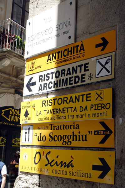 Skilte for restauranter i Ortigia