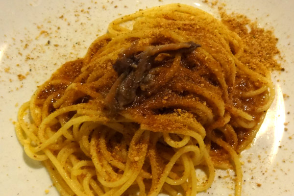 Spaghetti med ansjos og brødkrumme