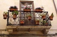 Altan med blomster i Ortigia