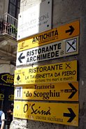 Skilte for restauranter i Ortigia