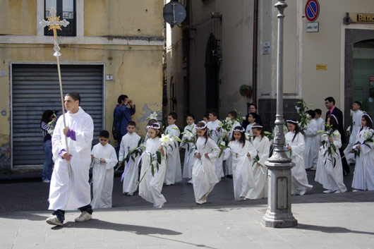 Konfirmander i procession i Randazzo, Sicilien