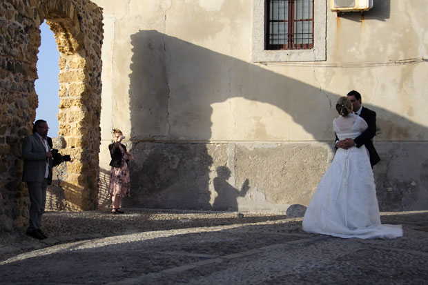 Brudepar fotograferes i Cefal� p&aring; Sicilien