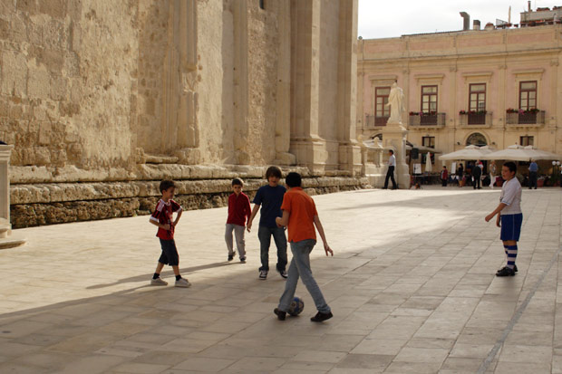 Fodbold p&aring; Piazza Minerva i Ortigia