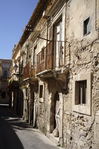Faldef&aelig;rdige huse i Ortigia