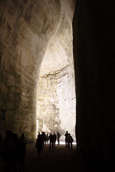 Inde i grotten, Dionysos' &Oslash;re