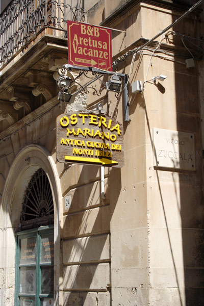 Skilt viser vej til Osteria Mariano