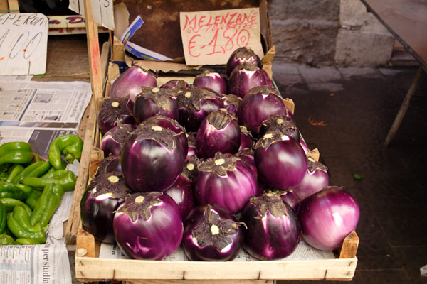 Auberginer p&aring; markedet i Siracusa