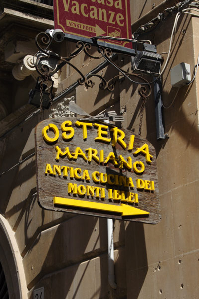 Skilt viser vej til Osteria Mariano