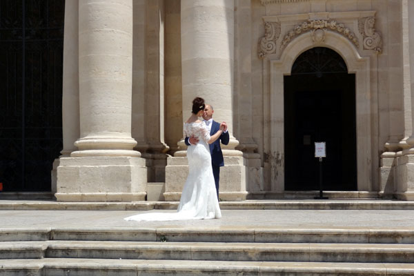 Brudepar danser foran domkirken i Siracusa