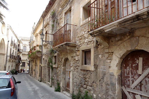 Der er ogs&aring; huse, som forfalder i Ortigia