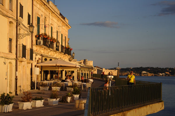 Lungomare Alfeo i aftenlys