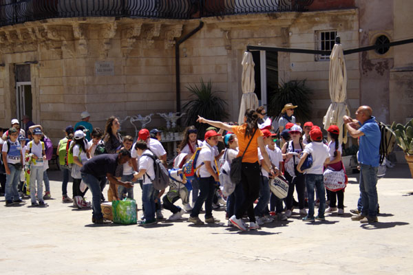 Skoleklasse p&aring; domkirkepladsen i Siracusa
