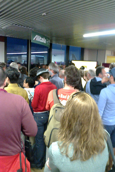 Kaos ved stand by-skranken i Rom