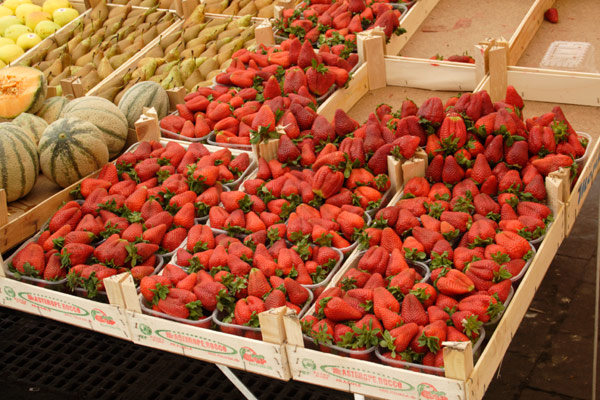 Jordb�r p� markedet i Siracusa