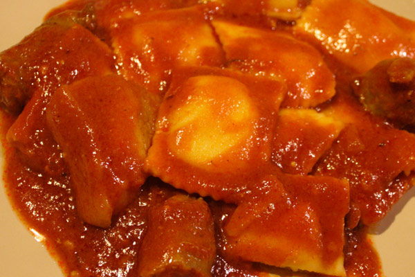 Ravioli med tomatsauce og p�lse