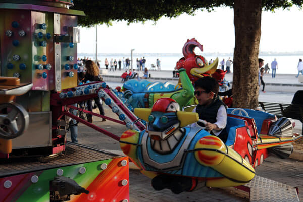 Unger morer sig i karrusel