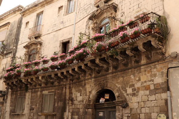 Forfaldent palazzo med blomster