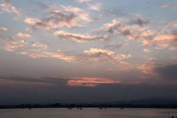 Skyer belyst nedefra