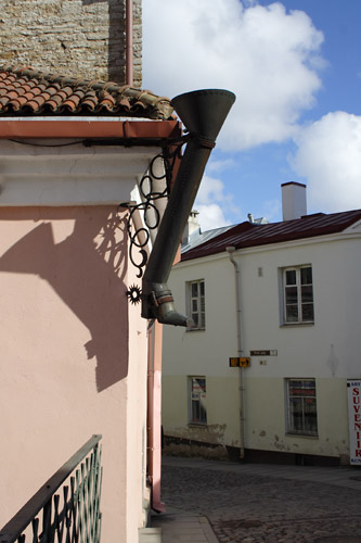 St&oslash;vle p&aring; mur i Tallinn