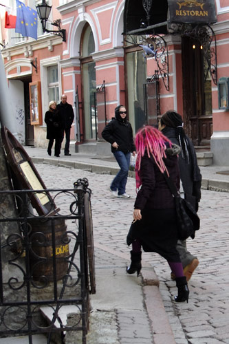 Pige med r&oslash;dt h&aring;r og upraktiske st&oslash;vler