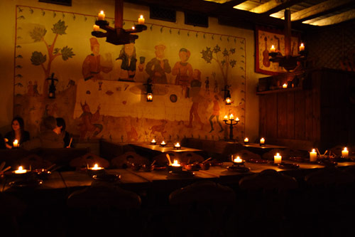 Langbord p&aring; restaurant Olde Hansa