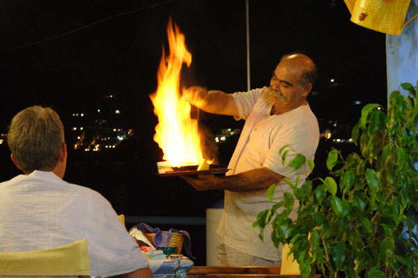 Nikos flamberer saganaki med ouzo