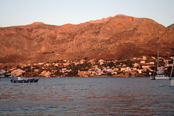 Kalymnos' klipper ulmer r&oslash;dt i aftenlyset